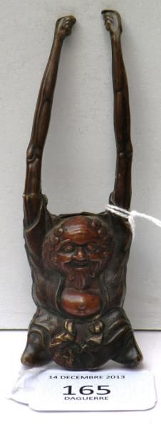 null Statuette de Tenaga en cuivre repoussé, représenté accroupi, ses longs bras...