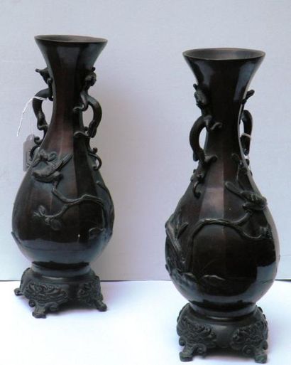 null Paire de vases en bronze de forme balustre reposant sur une base, à décor en...