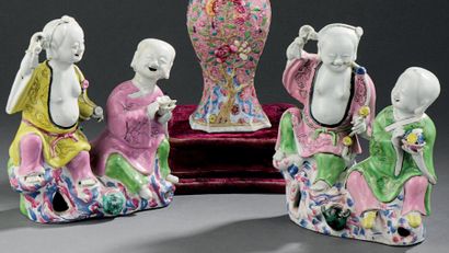 Deux groupes en porcelaine famille rose représentant...