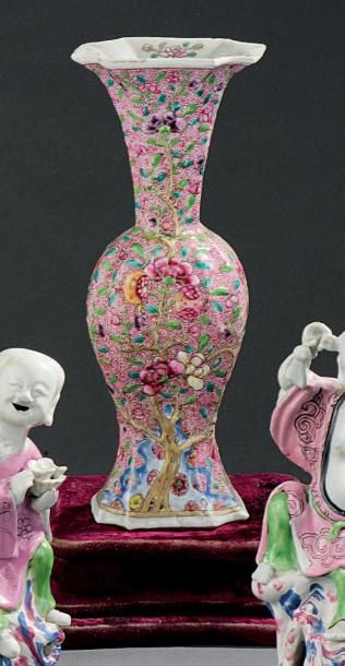 Vase en porcelaine famille rose de forme...