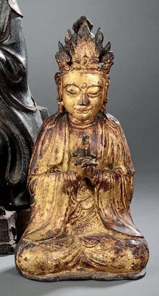 null Bodhisattva Guanyin en bronze laqué rouge et or représenté assis les mains jointes,...