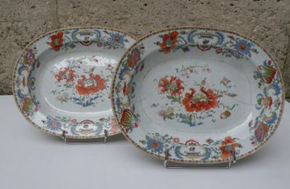 null Deux plats en porcelaine de la famille rose à décor, dit «Pompadour», des armes...