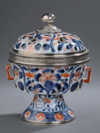 null Brûle-parfum en porcelaine Imari, à décor de fleurs, prises latérales carrées,...