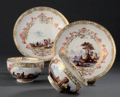 MEISSEN Paire de bols à thé et leur soucoupe à décor polychrome de scènes de port...