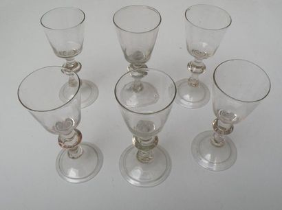 null Suite de six verres bourguignons à fût renflé. XVIIIe siècle. H. 13, 5 cm (en...