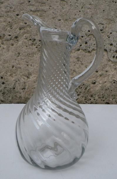 null Petit pichet normand torsadé en verre. XVIIIe siècle. H. 21 cm