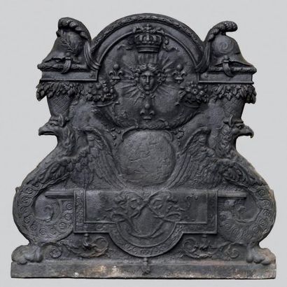 null Importante plaque de cheminée en fonte à décor des armes et du chiffre de Louis...
