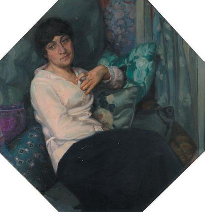 Alice BONNIER (XIXe-XXe siècle) Femme assise sur un canapé Huile sur toile hexagonale....