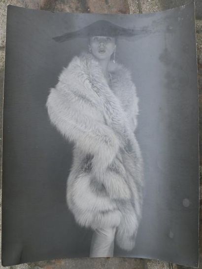 Harry Ossip MEERSON (1910-1991) Photographie de mode en noir et blanc sur papier....