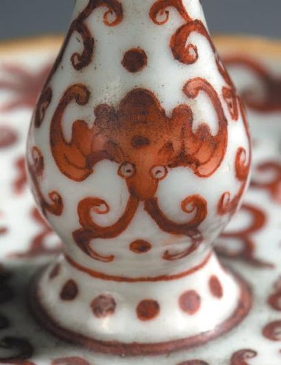  Paire de pique-cierge en porcelaine rouge de fer et or sur fond blanc Chine, dynastie...