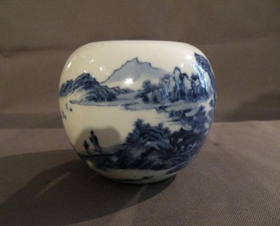 null Pot en porcelaine bleu blanc Chine, dynastie Qing, fin du XIXe - début du XXe...
