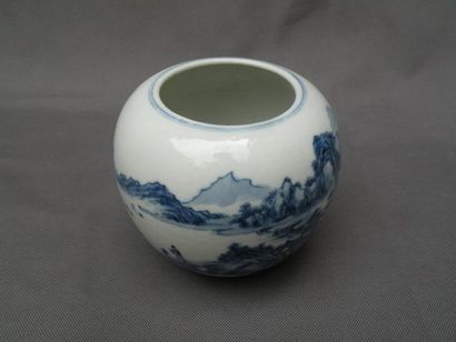 null Pot en porcelaine bleu blanc Chine, dynastie Qing, fin du XIXe - début du XXe...