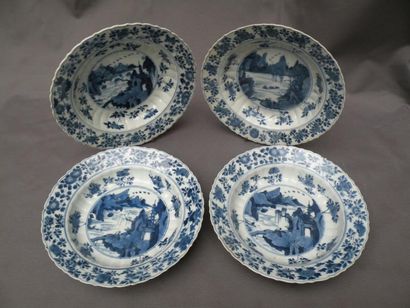 null Quatre assiettes en porcelaine bleu blanc Chine, dynastie Qing, époque Kangxi...