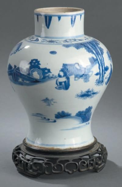null Vase en porcelaine bleu blanc Chine, dynastie Qing, XVIIe siècle De forme balustre...