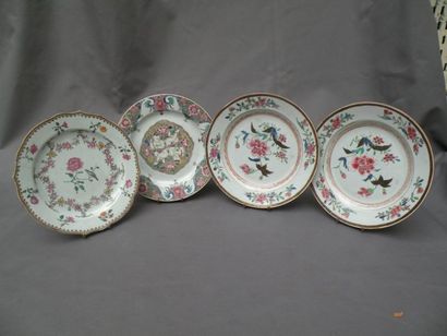 null Quatre assiettes en porcelaine "famille rose" Chine, dynastie Qing, XVIIIe siècle...
