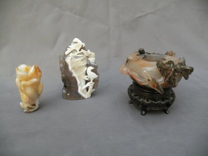 null Un rince-pinceaux, un vase couvert et un petit vase en agate Chine Le rince-pinceau...