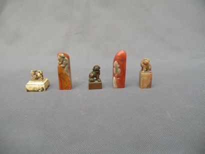 null Cinq cachets en stéatite, bronze et ivoire Chine, début du XXe siècle Deux cachets...