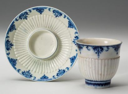 SAINT-CLOUD Tasse trembleuse et sa soucoupe en porcelaine à décor à la Bérain bleu...
