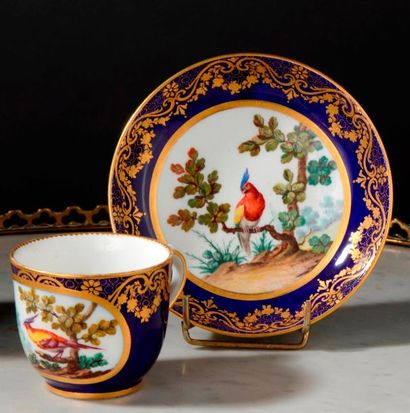 SÈVRES Gobelet Bouillard et sa soucoupe en porcelaine tendre à décor polychrome d'oiseau...