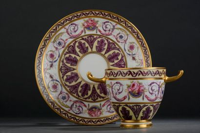 SÈVRES Gobelet étrusque et sa soucoupe en porcelaine dure vers 1795 à décor polychrome...