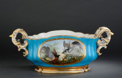 PARIS Jardinière à bord mouvementé en porcelaine à fond bleu à décor dans deux cartouches...