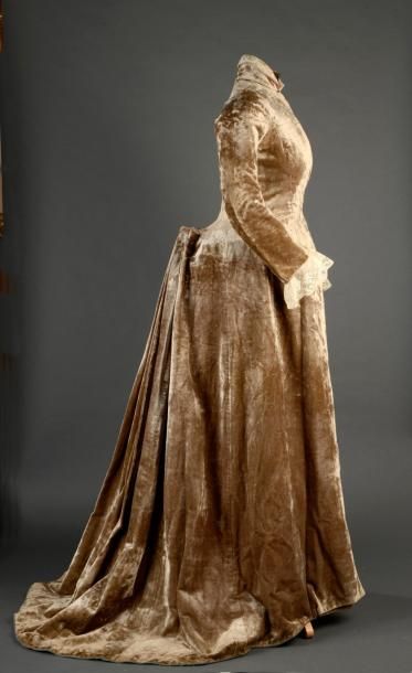 null Robe d'intérieur, vers 1885. En panne de velours de soie taupe, effet de manteau...