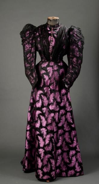 null Robe du soir, vers 1895-1900. Lampas fond satin noir parsemé de plumes d'autruche...