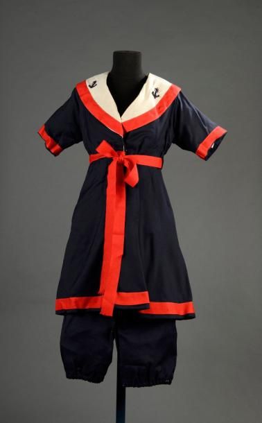 null Costume de bain, vers 1900 Sergé de laine bleu marine agrémenté de galons rouges....