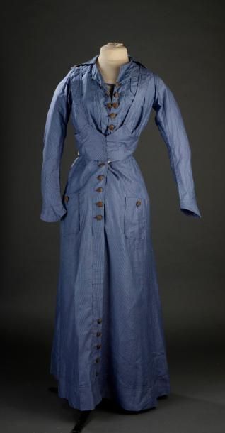 null Ensemble pour le bord de mer, vers 1900. Coton imprimé rayé bleu et blanc; corsage...