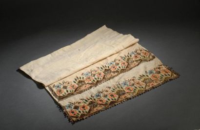 null Peskir, Turquie, milieu du XIXe siècle. Etamine de coton vivement brodée soie...