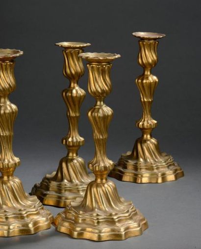 null Suite de quatre flambeaux d'époque Louis XV. En bronze ciselé et doré, le fût...