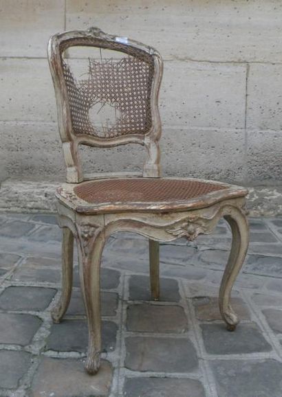null Paire de chaises en bois sculpté et laqué d'époque Louis XV à décor de fleurettes,...