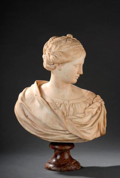 École FRANÇAISE du XVIIIe siècle Une vestale Buste en marbre. H. 53 cm dont piédouche...