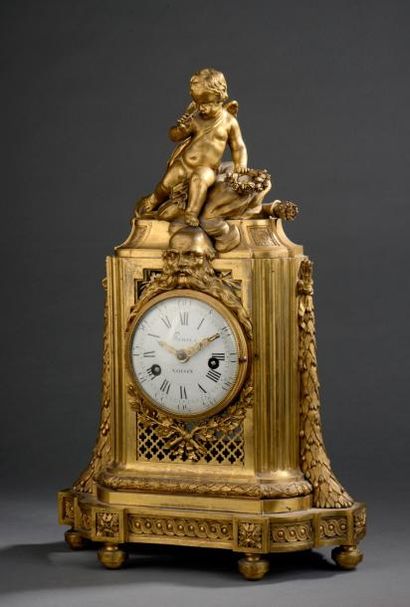 null Pendule en bronze ciselé et doré, du début de l'époque Louis XVI. De forme borne,...