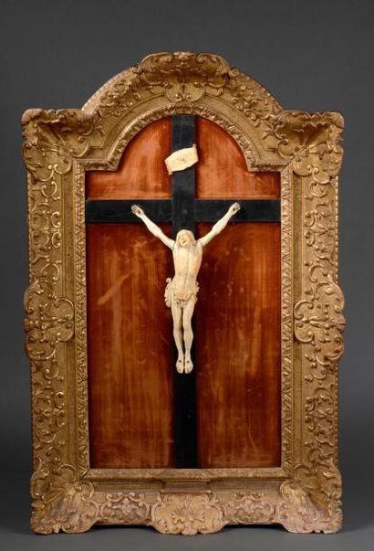 null Grand Christ en ivoire sculpté du début du XVIIIe siècle. Présenté en croix...