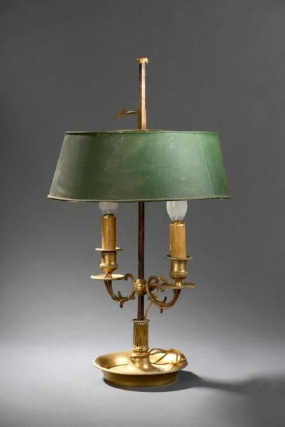 null Lampe bouillotte d'époque Louis XVI. En bronze ciselé et doré, à deux lumières,...