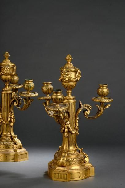null Paire de candélabres d'époque Louis XVI. En bronze ciselé et doré en forme de...