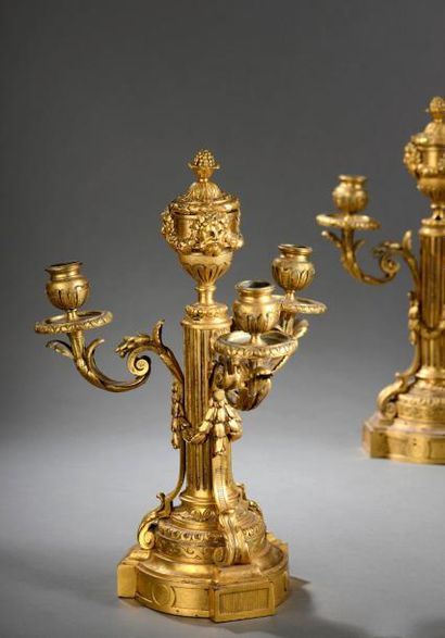 null Paire de candélabres d'époque Louis XVI. En bronze ciselé et doré en forme de...