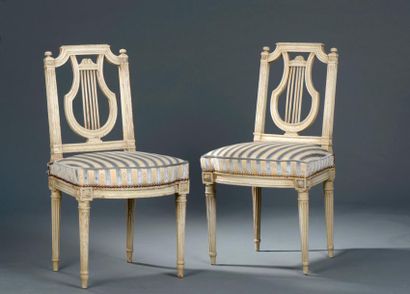 null Paire de chaises en bois sculpté et relaqué gris, estampillées Dieudonné, d'époque...