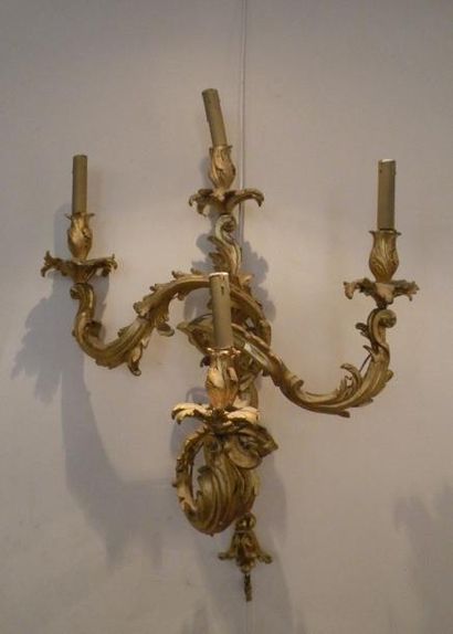null Importante applique en bois sculpté et doré de style Louis XV à quatre bras...