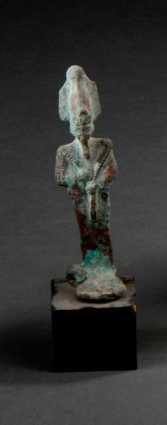 null Satuette votive représentant Osiris portant les instruments aratoires. Bronze....