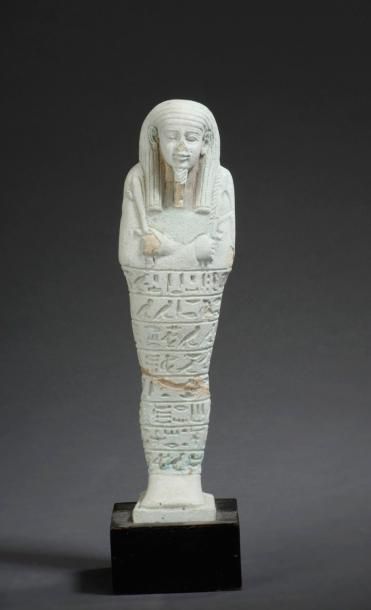 null Oushebti momiforme orné d'un texte en caractères hiéroglyphiques sur huit registres....