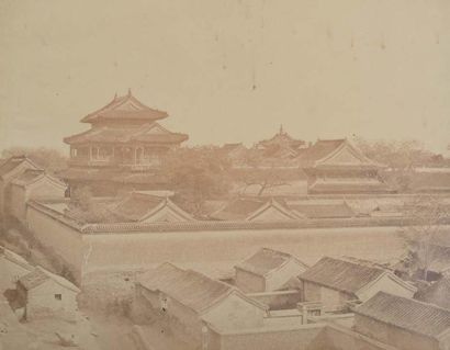 FELICE BEATO (1832-1909) Première vue de Pékin Tirage sur papier albuminé, monté...