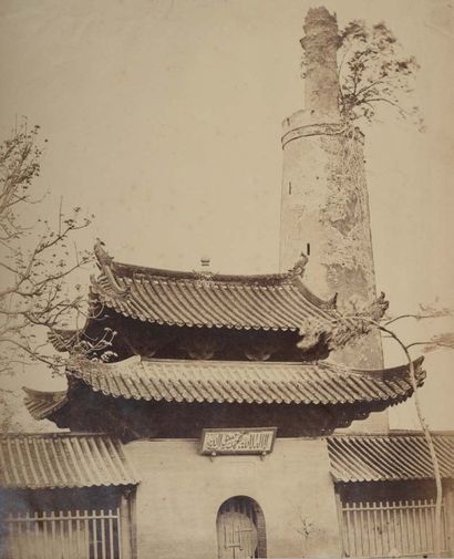 FELICE BEATO (1832-1909) Mosquée à Canton Tirage sur papier albuminé, monté sur page...