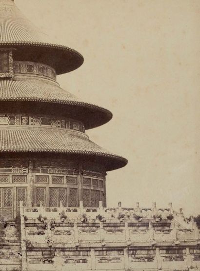 FELICE BEATO (1832-1909) Le Temple du Ciel à Pékin Tirage sur papier albuminé, monté...