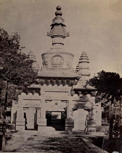 FELICE BEATO (1832-1909) Monument tibétain dans le Temple des Lamas à Pékin Tirage...