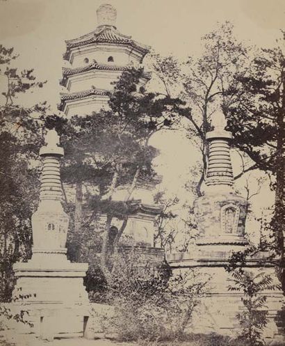 FELICE BEATO (1832-1909) Pagode sur le mont du Temple d'Eté, Yuen Ming Yuen à Pékin...