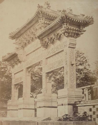 FELICE BEATO (1832-1909) L'arche du Temple des Lamas près de Pékin, 1860 Tirage sur...