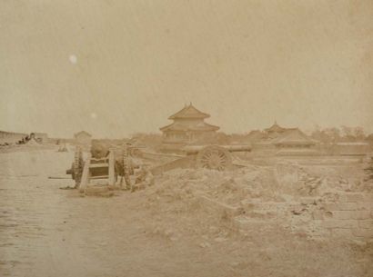 FELICE BEATO (1832-1909) Vue du mur de Pékin avec une batterie chinoise Tirage sur...