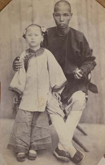 Attribué à Milton MILLER (1830-1899) Portrait d'un marchand chinois avec sa fille...